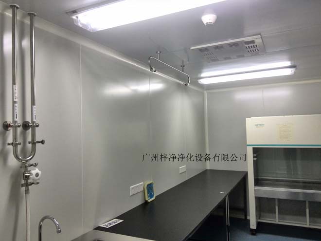 建造和使用潔凈室能有效減少室內誘入、產生及滯留粒子。