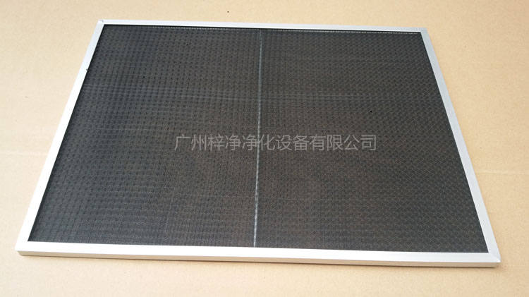 尼龍網(wǎng)初效過濾器骨架采用直徑為6mm的鐵絲焊接處理,目的防止過濾器變形。