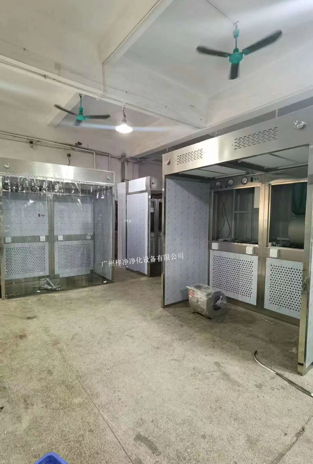 負(fù)壓稱量室設(shè)備由工作區(qū)、回風(fēng)箱體、風(fēng)機(jī)箱體、出風(fēng)箱體及外箱體幾大部分拼裝而成。