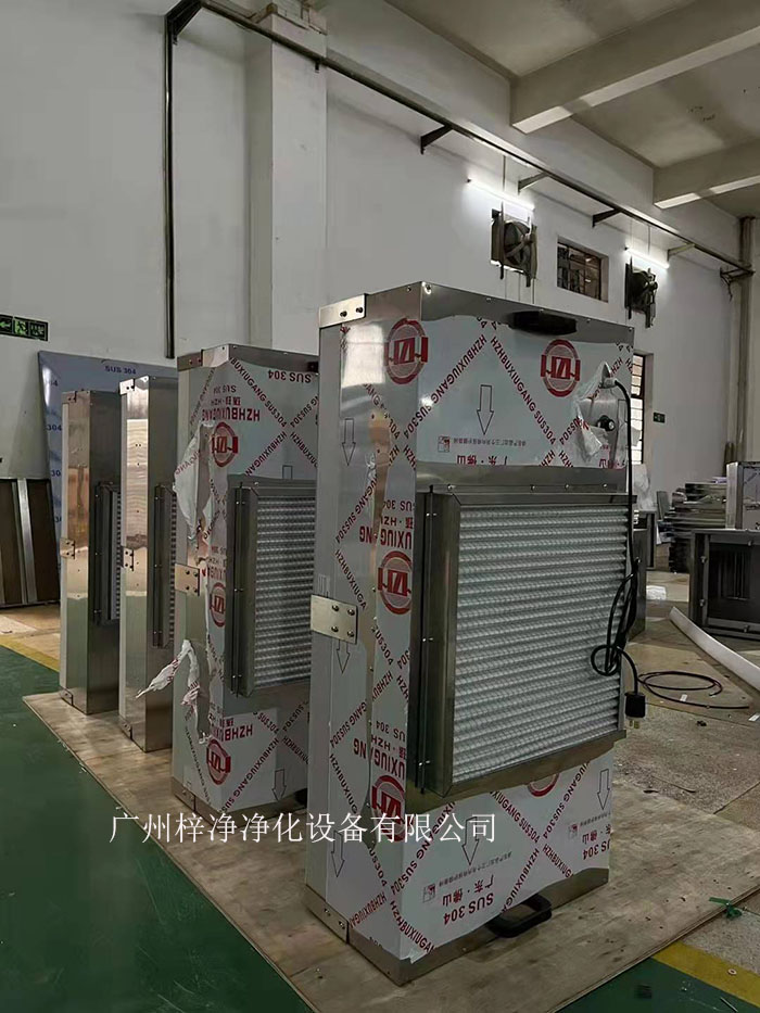潔凈棚風(fēng)機(jī)從FFU的頂部將空氣吸入，經(jīng)過(guò)初效過(guò)濾器，高效過(guò)濾器的過(guò)濾，過(guò)濾后的潔凈空氣以0.45m/s±20%的風(fēng)速在整個(gè)出風(fēng)面勻速送出到棚內(nèi)。