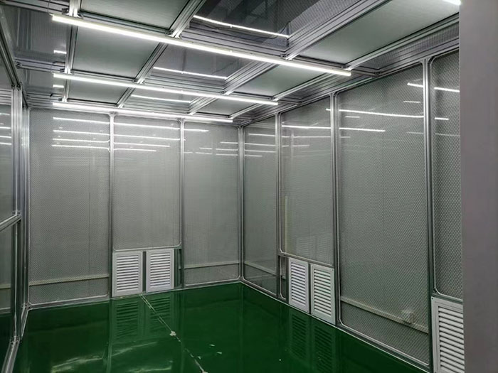 選擇百級無塵潔凈棚還是千級無塵潔凈棚，應根據(jù)具體的生產(chǎn)需求、產(chǎn)品要求和預算來決定。